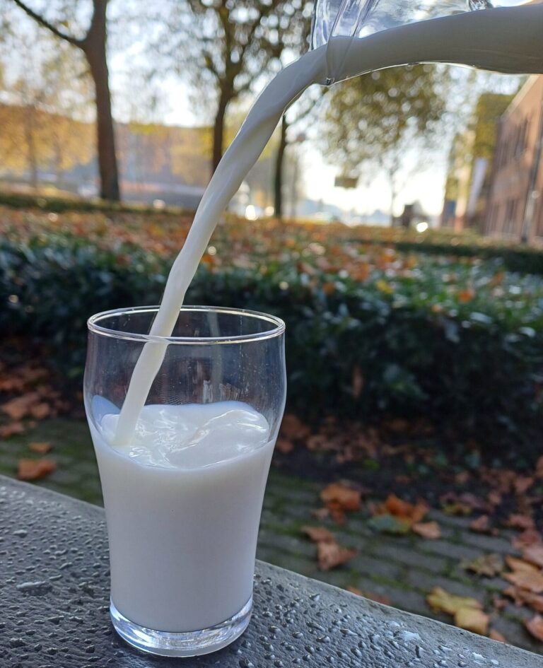 Melk inschenken in een glas