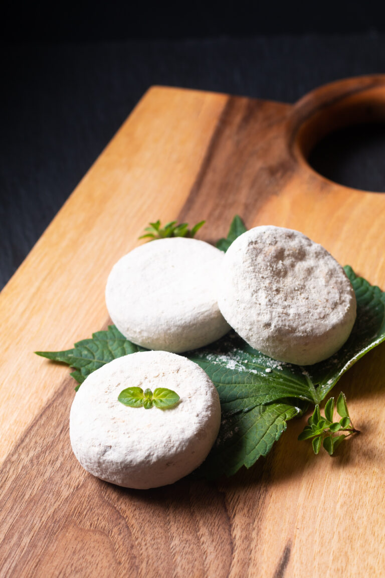 Geitenkaas op een houten plank