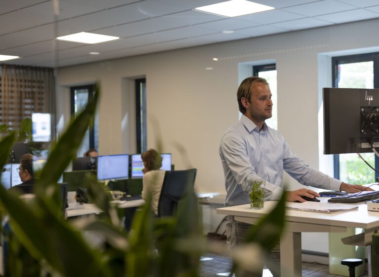 Persoon achter een bureau
